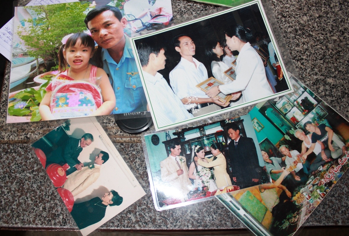 Những kỷ vật của anh Quân ở quê nhà chỉ là những bức ảnh..