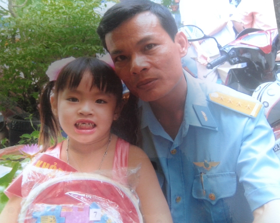 Tấm hìn anh Quân chụp chung với con gái đầu.