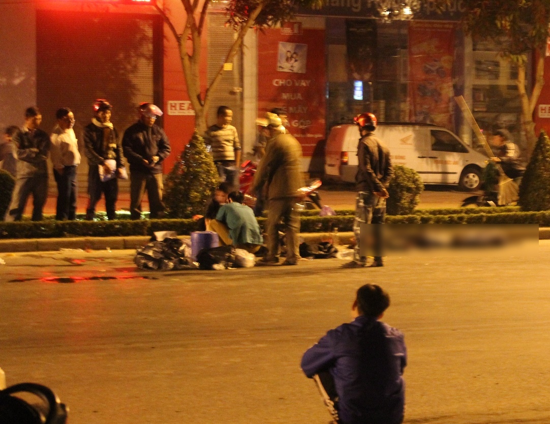 Tong duoi oto dung den do, 2 thanh nien tu vong hinh anh