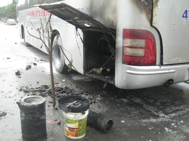 Xe giuong nam boc chay, hang chuc khach thao chay hinh anh