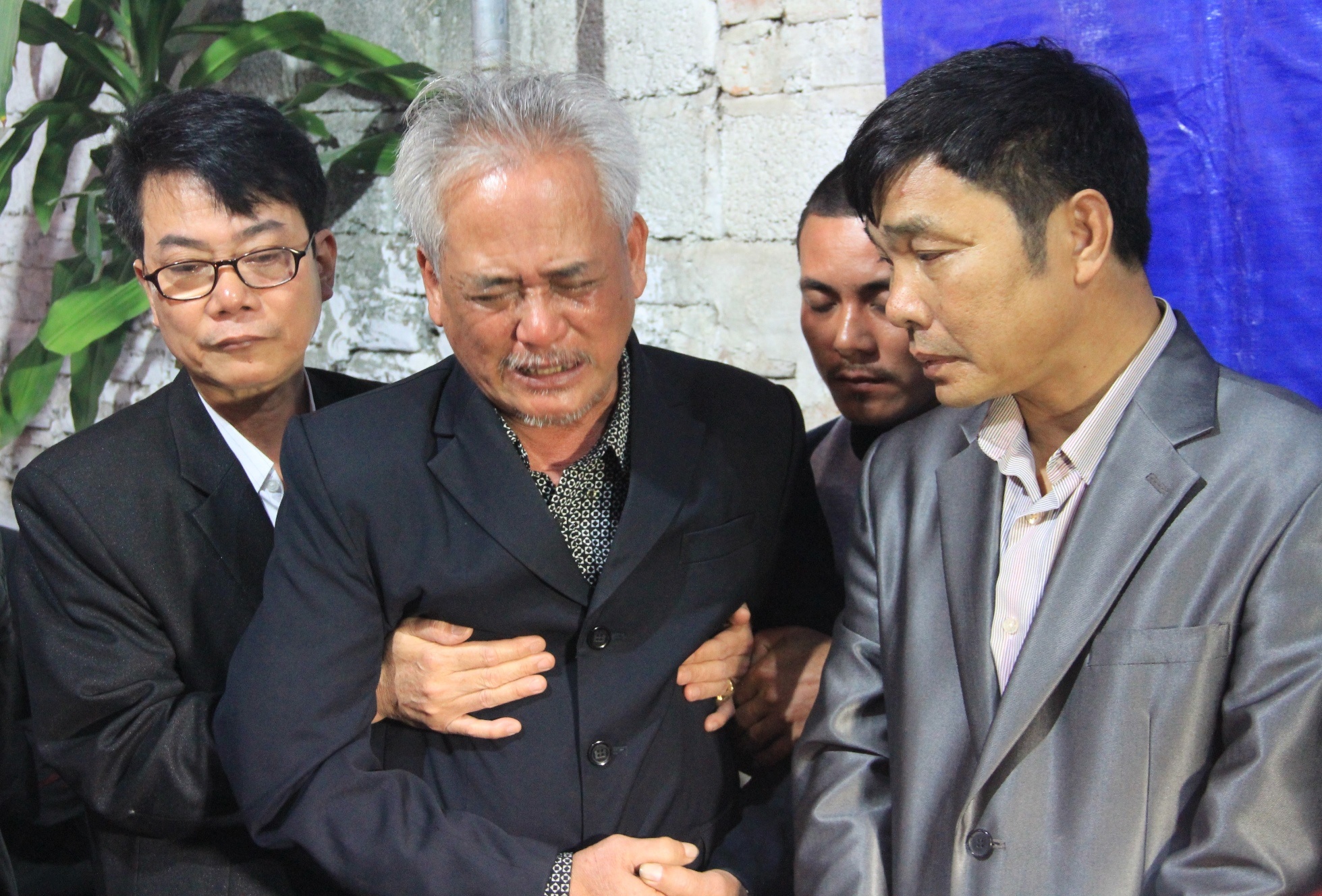 Còn ông Lê Văn Tiến (bố anh Quân) dù đã khóc hết nước mắt khi vào TP HCM nhận thi thể của con nhưng ông cũng không kiềm chế được nước mắt khi thấy quan tài của con trước nhà. 