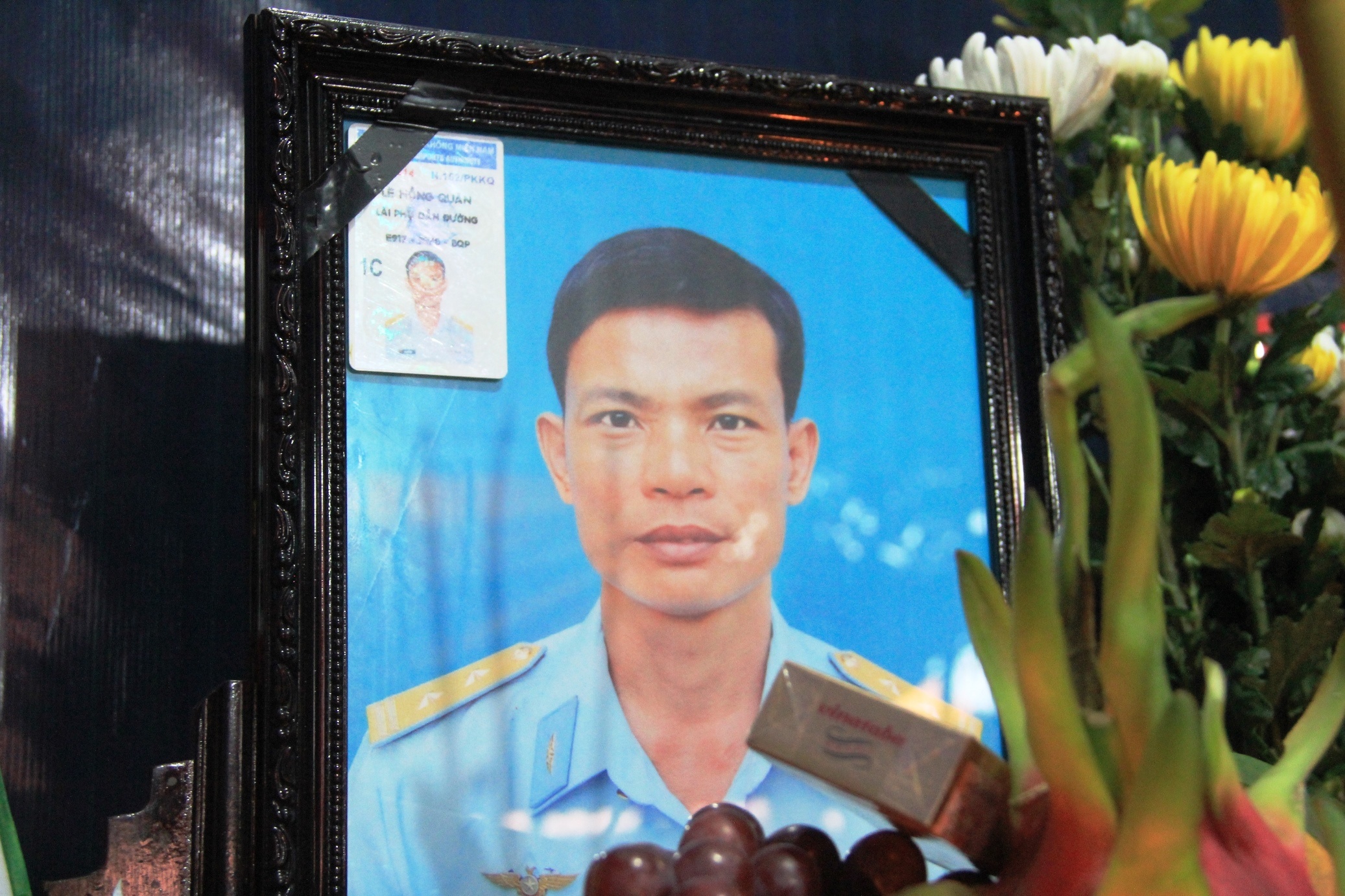 Di ảnh của liệt sĩ Quân đặt đằng sau quan tài. Trong điếu văn của anh Quân có đoạn: 
