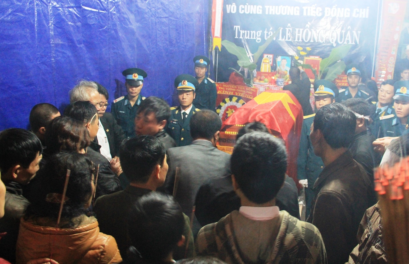 17h30, lễ tang kết thúc, đồng đội, người thân, bạn bè, bà con đến thắp nén nhang trước lúc đưa tiễn liệt sĩ Quân về với đất mẹ.