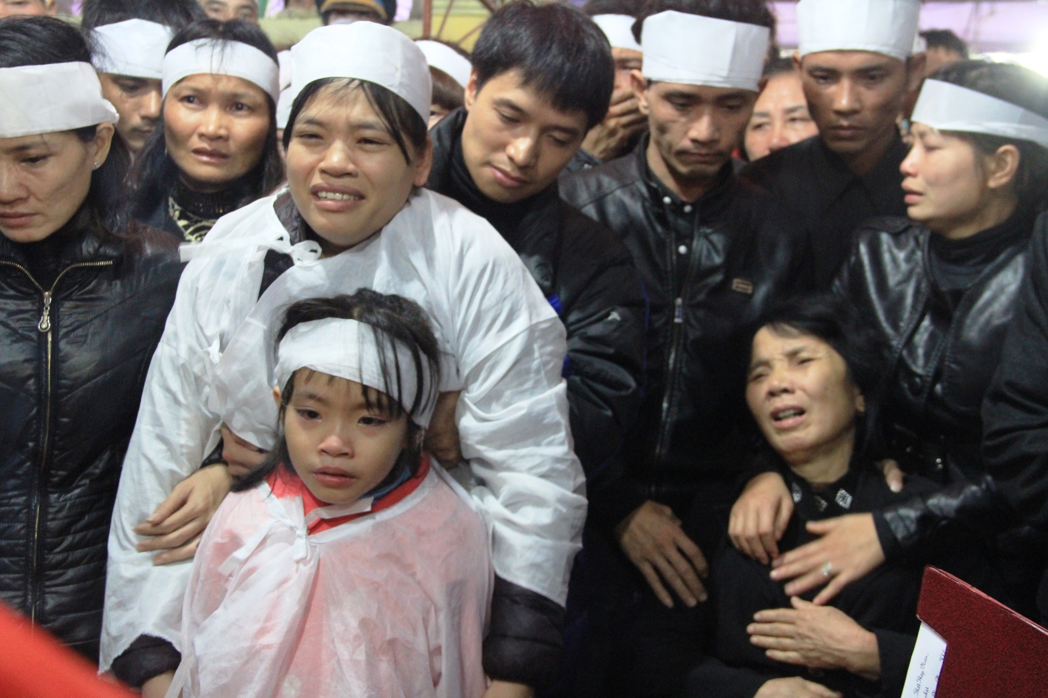 Nguoi than don thieu ta hy sinh vu may bay roi ve dat me hinh anh