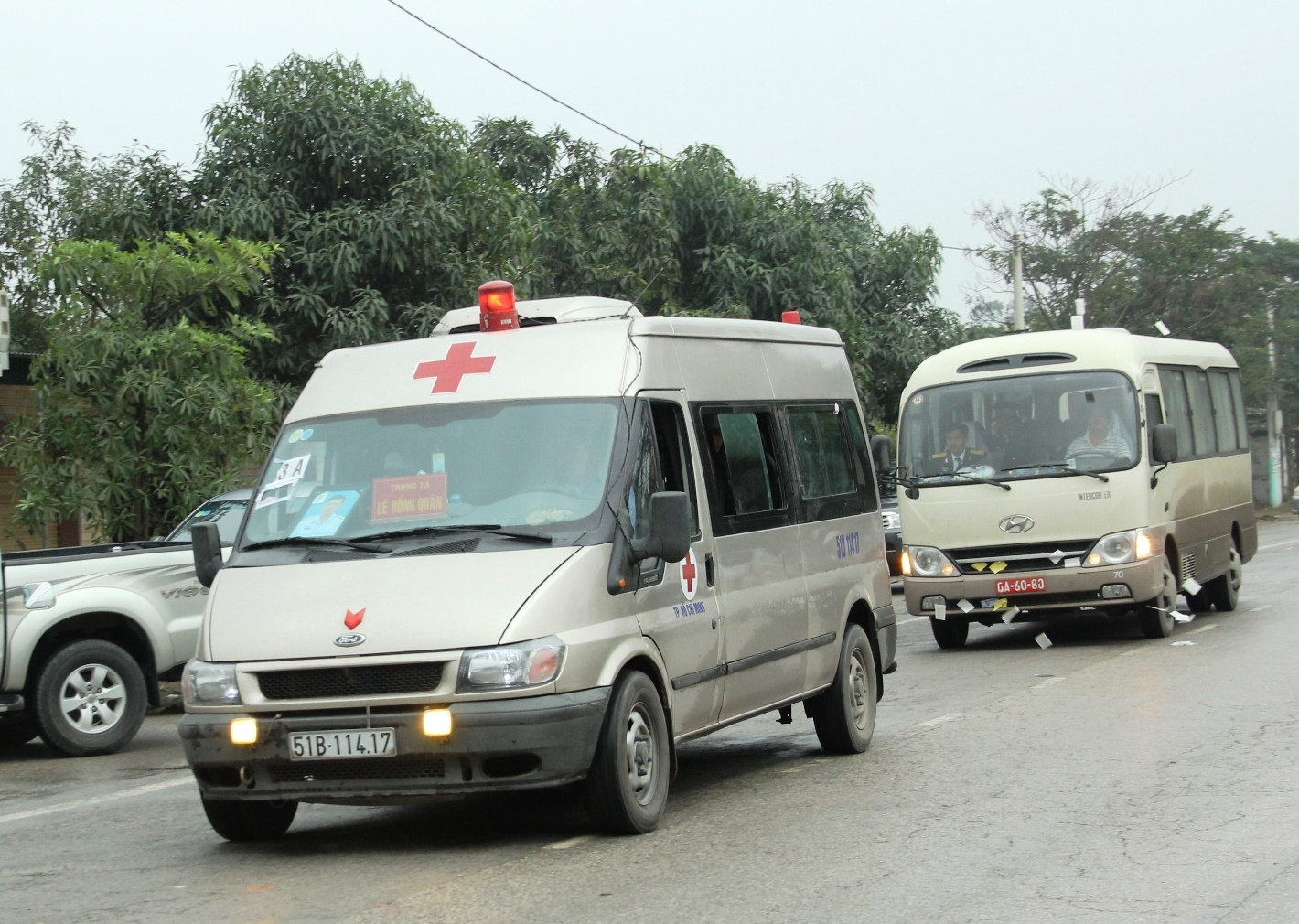 Đúng 16h ngày 31/1, chiếc xe chở quan tài Trung tá Lê Hồng Quân (42 tuổi) về tới quê nhà ở phường Nghi Thu, TX Cửa Lò, Nghệ An. Lái xe Phan Văn Trưng (ở TP HCM) cho biết suốt quãng đường dài từ TP HCM về Nghệ An, do gia đình muốn nhanh chóng được đưa di hài anh Quân về nên hai tài xế thay nhau chạy xe, không kịp nghỉ ngơi. Thậm chí họ phải mua bánh mì ăn ngay trên xe để về kịp giờ làm lễ mai táng. Ông Trưng cũng bày tỏ sự xúc động, nghiêng mình trước sự hi hinh của người lính không quân Lê Hồng Quân.  