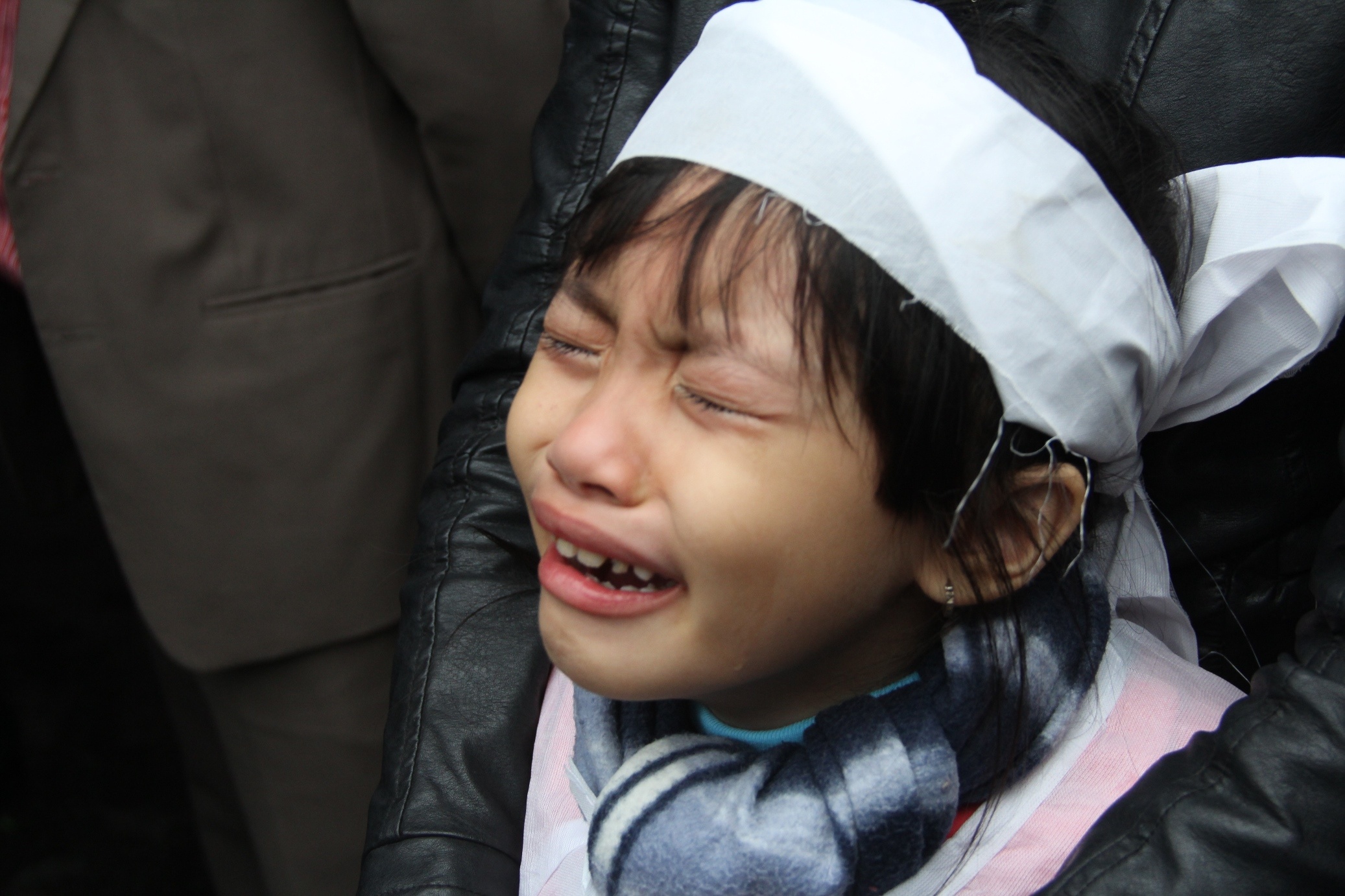 Cháu Lê Thị Hồng Phương (7 tuổi, con gài đầu của chiến sĩ Quân) nghe tin đoàn xe chở quan tài bố về liền chạy ra khóc nức nở. Cháu gọi tên bố trong nước mắt: Bố ơi, sao bố không về với chị em con và mẹ. Bố đừng bỏ chúng con bơ vơ thế bố ơi.