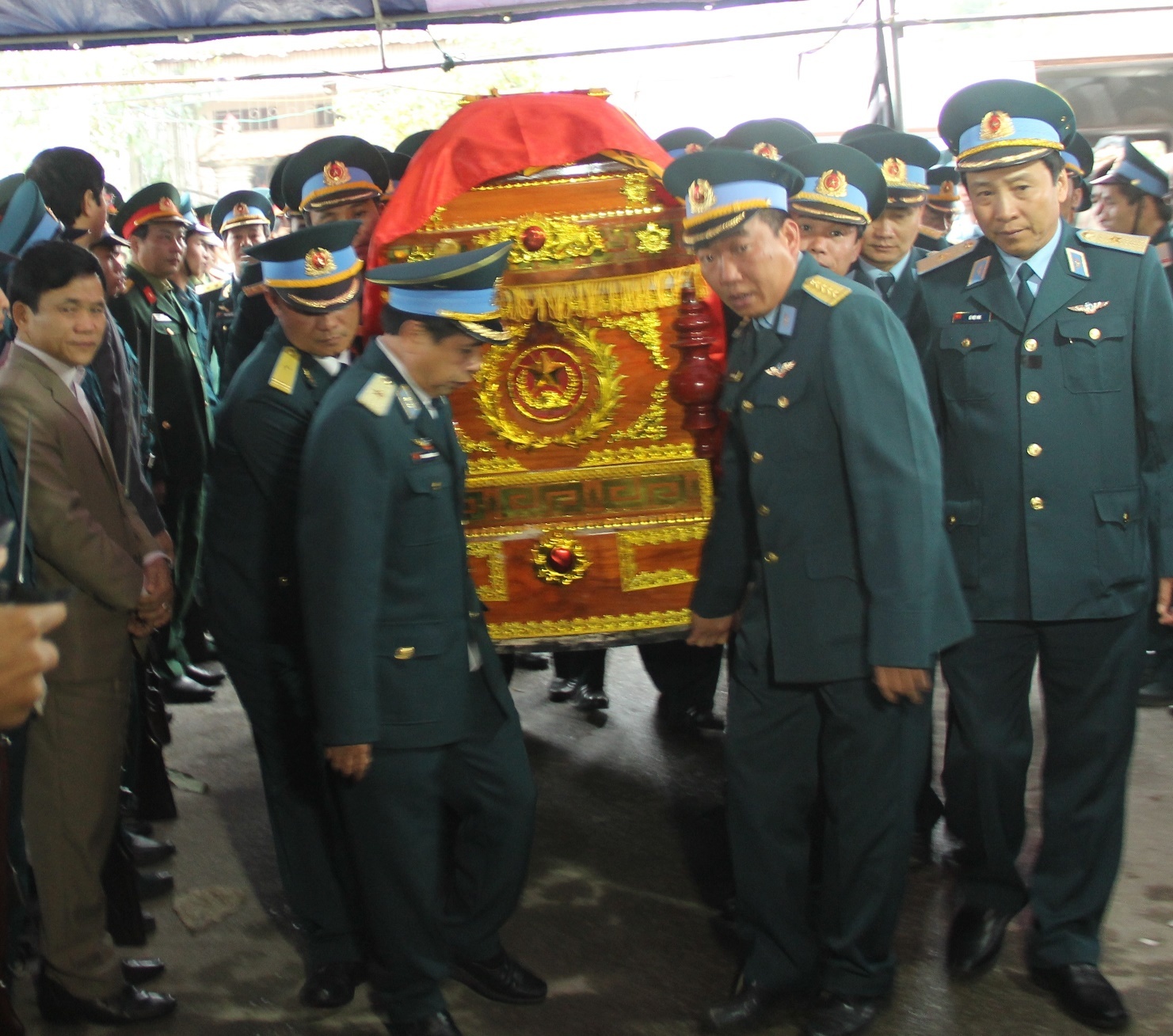 Quan tài Trung tá Quân được các chiến sĩ, đồng đội khiêng ra khỏi xe đưa vào nhà để tổ chức lễ tang. 