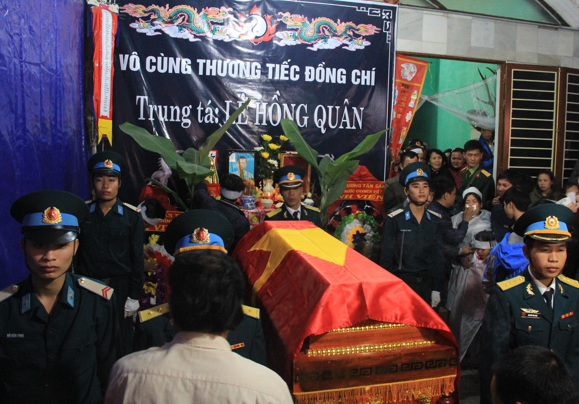 Di hài liệt sĩ Quân được đặt ngay ngắn trước gian giữa của ngôi nhà bố mẹ đẻ, xung quanh người thân, vợ con anh vây lấy ôm quan tài liên tục khóc ngất. Đến dự lễ tang của anh Quân có các lãnh đạo cấp Trung ương, cấp tỉnh và đông đảo đồng đội, người dân phường Nghi Thu và quê gốc xã Thanh Ngọc, huyện Thanh Chương, Nghệ An. Nhiều người đi qua khi biết tin đám tang của chiến sĩ hi sinh trong vụ trực thăng rơi ở TP HCM cũng nán lại cúi đầu trước linh cữu của liệt sĩ Quân.