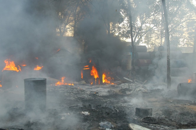 No hang tram thung phuy kho phe lieu, dan thao chay khoi nha hinh anh