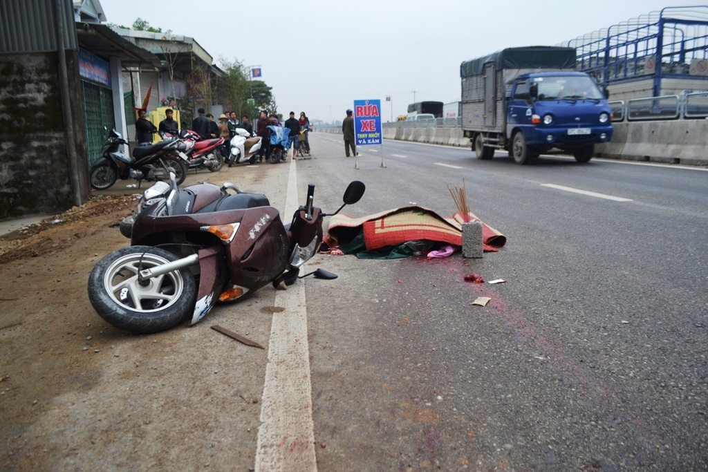 Xe tai can chet con gai, me va con trai bi thuong nguy kich hinh anh