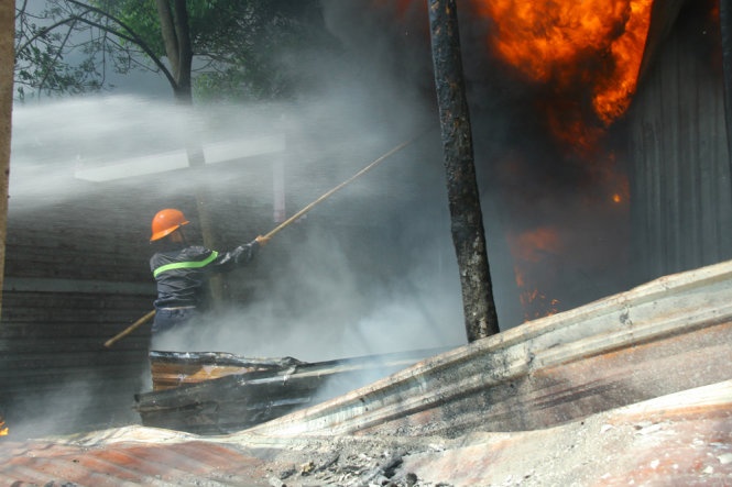 Lực lượng cứu hỏa khống chế ngọn lửa.