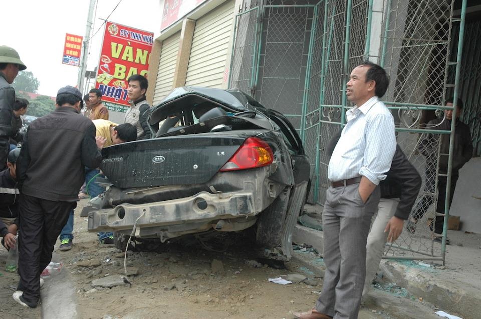 Xe tai tong bep oto 4 cho dau ben duong hinh anh