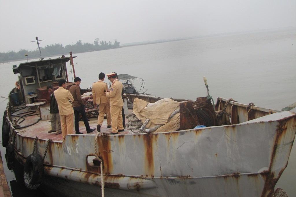 Tàu sắt bị cảnh sát bắt giữ.