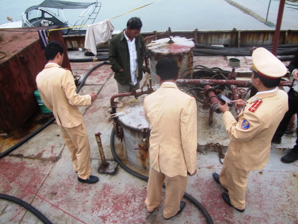 Tau cu nat qua han kiem dinh chua day dau diesel hinh anh