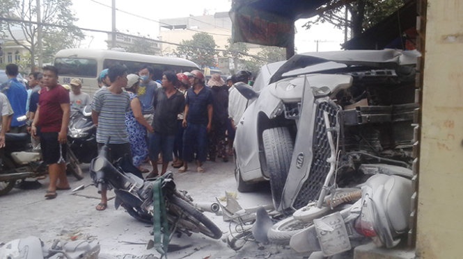 Xe hop tong gay dai phan cach roi chui vao shop quan ao hinh anh