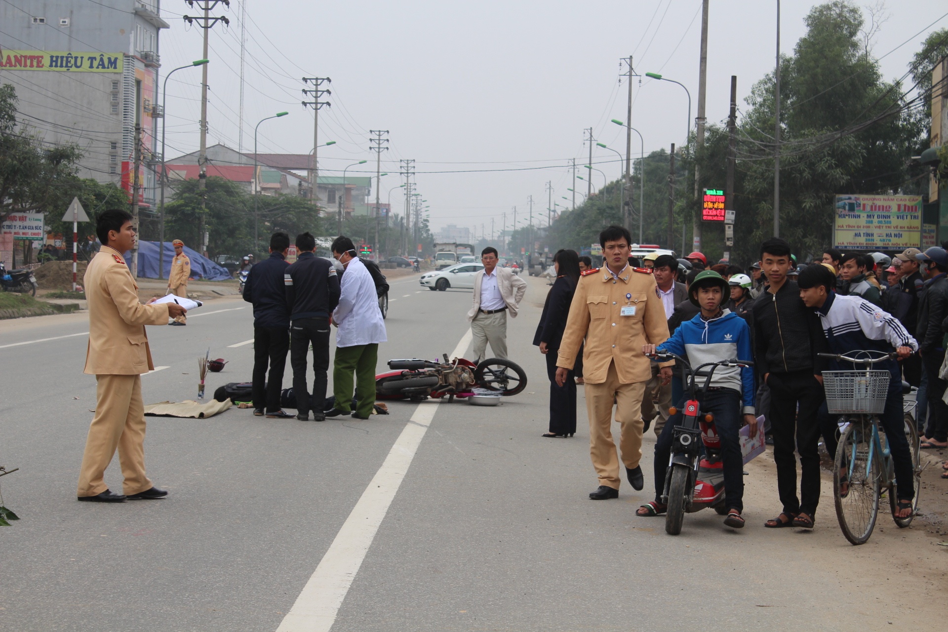 Nam sinh bi xe tai can qua nguoi, tu vong tai cho hinh anh