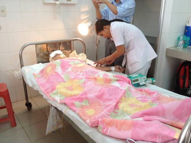 Ngoi tren ghe goi dau, bi may ghe cuon loc da dau hinh anh