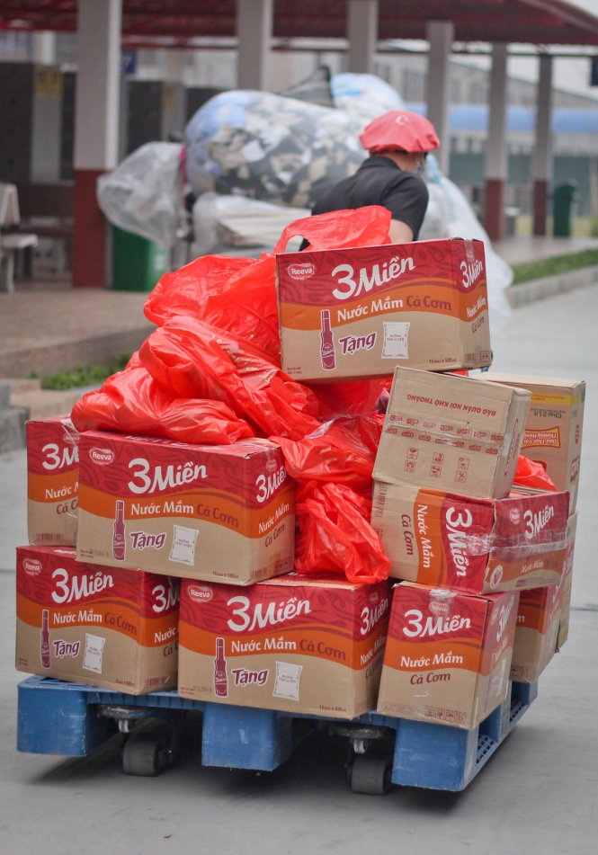 Quà tết bị công nhân trả lại được phía Công ty TNHH may Tinh Lợi 2 tập kết để chuyển trả đại lý phân phối.