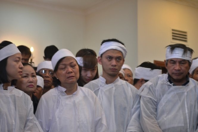 Con gái ông Nguyễn Bá Thanh (người ngoài cùng bên trái) trong lễ truy điệu cha.