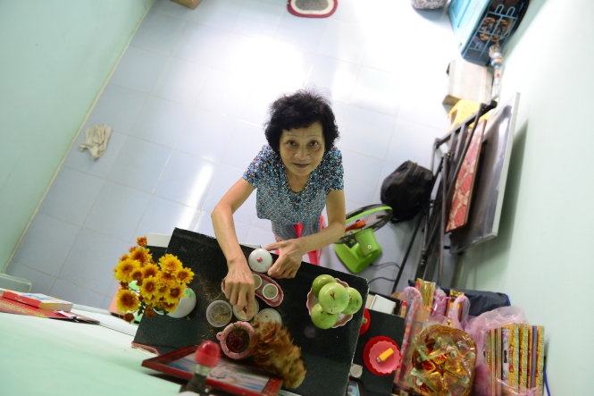 Bà Nguyễn Thị Hoài (1007/3 Lò Gốm, quận 6, TP.HCM) sửa soạn bàn thờ ông bà chuẩn bị đón tết Ất Mùi tại ngôi nhà được nâng nền cao hơn mặt đường.