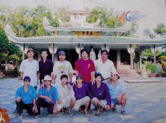 Đội thi công của Tư Lũy khi thực hiện công trình trên núi Cấm.