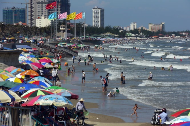 Có nhiều gia đình ra chơi biển từ mùng Một tết ở đến mùng Ba về hay mùng Hai ra mùng Ba về hoặc đi về trong ngày. Nhiều gia đình tự đi bằng xe du lịch, thuê xe 16 chỗ hay đi bằng xe máy. Để tiết kiệm phần lớn các gia đình mang theo thức ăn, nước giải khát, bia, kể cả các bình nước uống làm cho nhiều hàng quán, hàng rong bị ế ẩm.