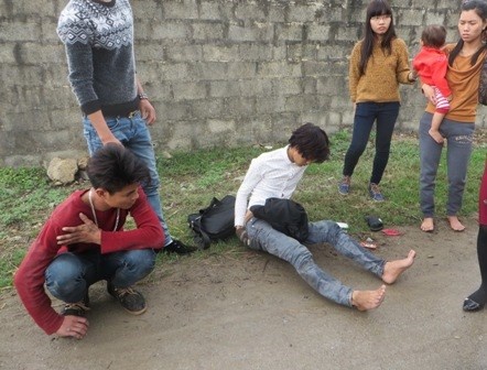 Bi xe tong, goi nguoi nha den danh nguoi gay tai nan hinh anh