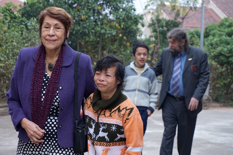 Vợ chồng cựu binh Mỹ James Rhodes với các em nhỏ nạn nhân chất độc da cam tại Làng Hữu nghị Việt Nam