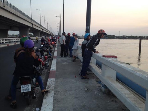 Mot phu nu nhay cau tu tu ngay mung 4 Tet hinh anh