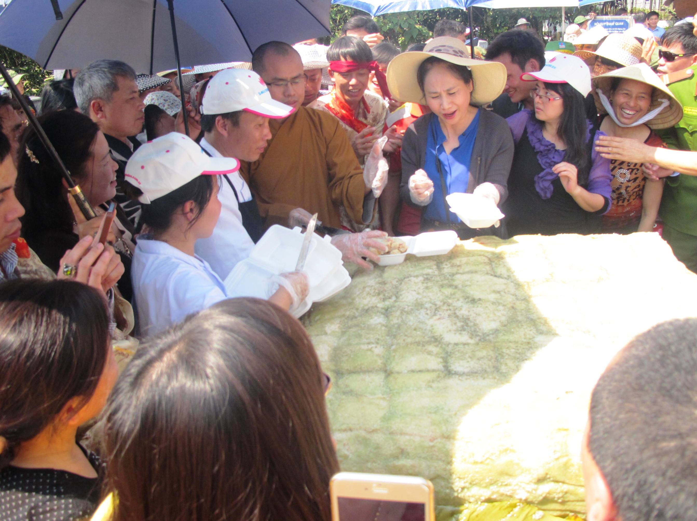 Sau khi hoàn thành việc dâng lễ, chiếc bánh được cắt ra cho du khách thập phương về dự lễ thưởng thức.