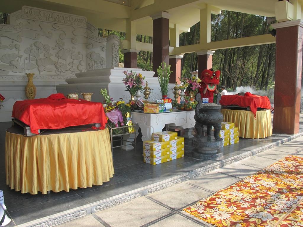 Sau khi làm lễ dâng xong, cặp bánh được để ngay ngắn hai bên khu mộ. Hoạt động này còn là dịp để người dân tưởng nhớ, tri ân người Mẹ Việt Nam đã có công sinh thành, dưỡng dục 3 người con ưu tú của dân tộc là ông Nguyễn Sinh Khiêm, bà Nguyễn Thị Thanh và Chủ tịch Hồ Chí Minh - Anh hùng giải phóng dân tộc, danh nhân văn hóa kiệt xuất.