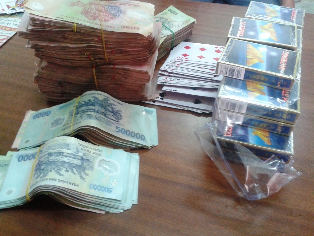 Tang vật thu được khi đột nhập vào bắt sới bạc.