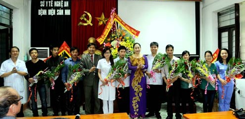 Dem giao thua, 7 bac si hien mau cuu san phu bang huyet hinh anh