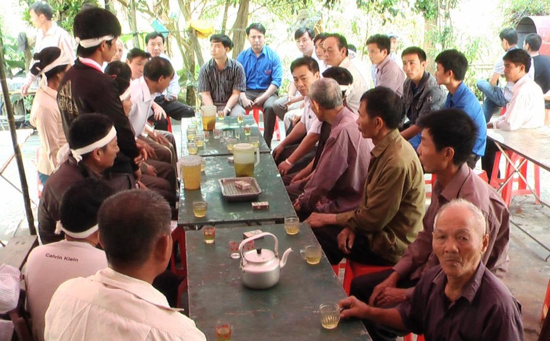 Nam thanh nien chet duoi sau khi cuu ban len bo hinh anh