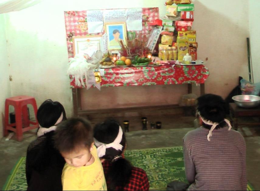 Người thân đau buồn trước cái chết của Hợi.