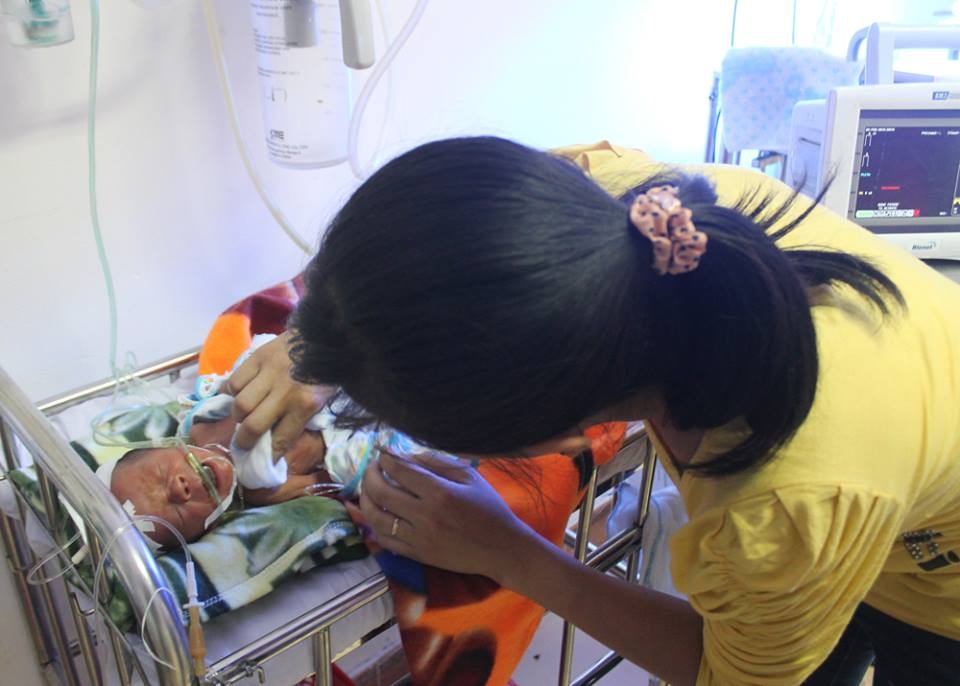 Sau hơn 20 ngày điều trị, tình trạng sức khỏe của cháu Bé đã có nhiều chuyển biến. Trước đó cháu bị đẻ rơi tỏng nhà vệ sinh.