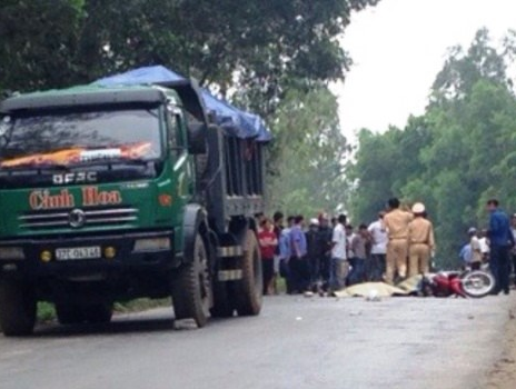 Nga xuong duong, co gai 22 tuoi bi xe tai can qua dau hinh anh