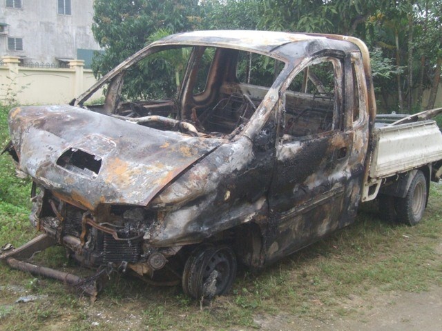 Xe ban tai lat ngua roi boc chay, tai xe tu nan hinh anh