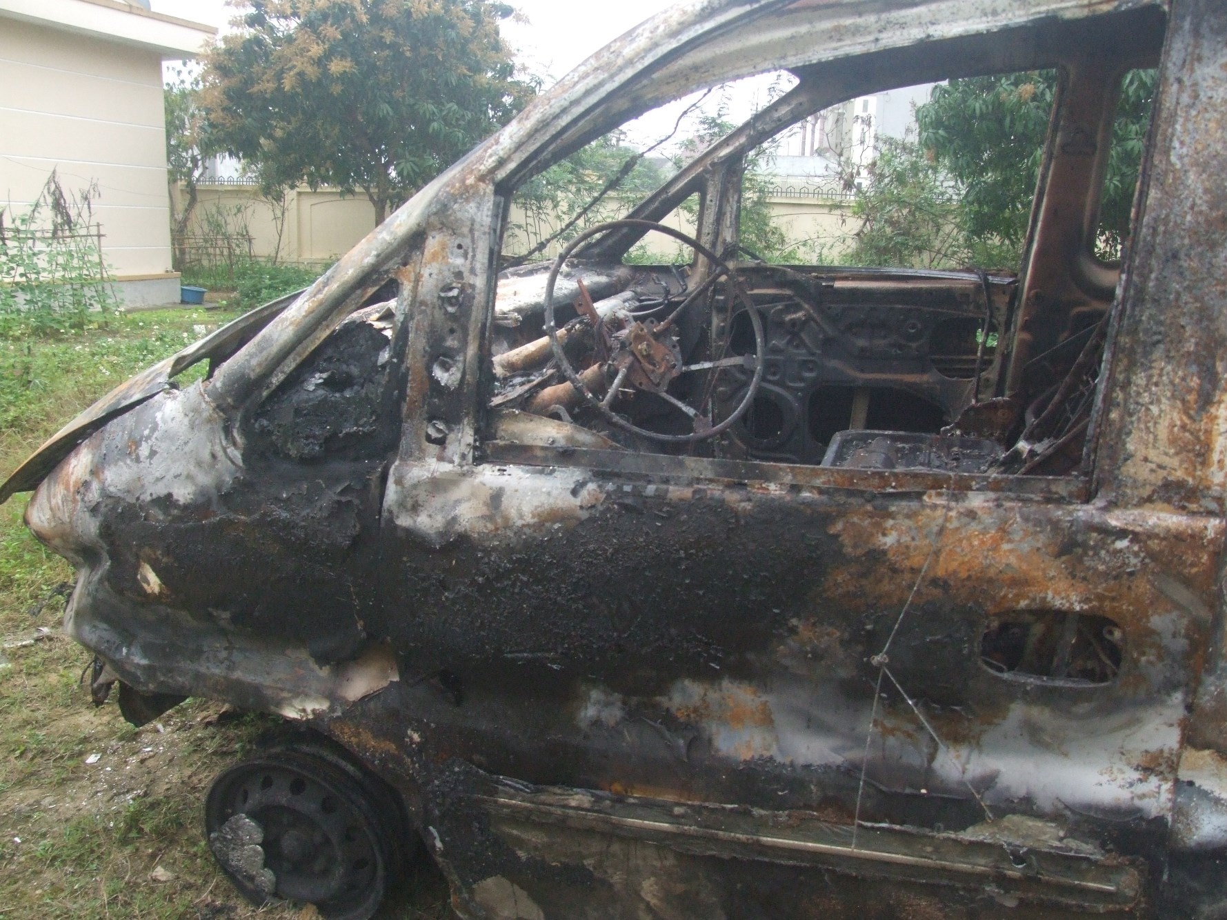 Chiếc xe cháy rụi sau khi xảy ra tai nạn.