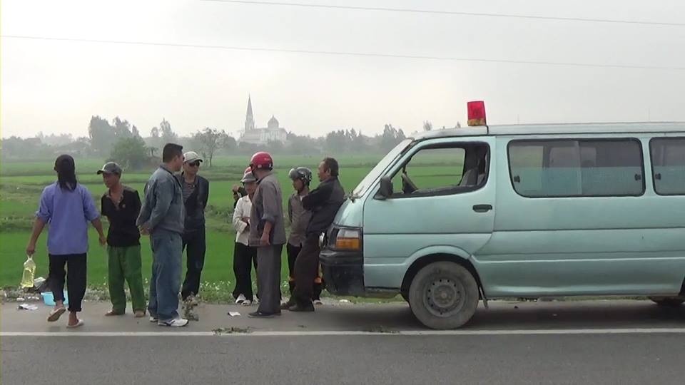 Thi the nguoi dan ong bi xe can tren quoc lo hinh anh