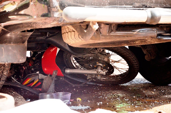 Truy tim tai xe xe Lexus keo le nguoi duoi gam xe hinh anh