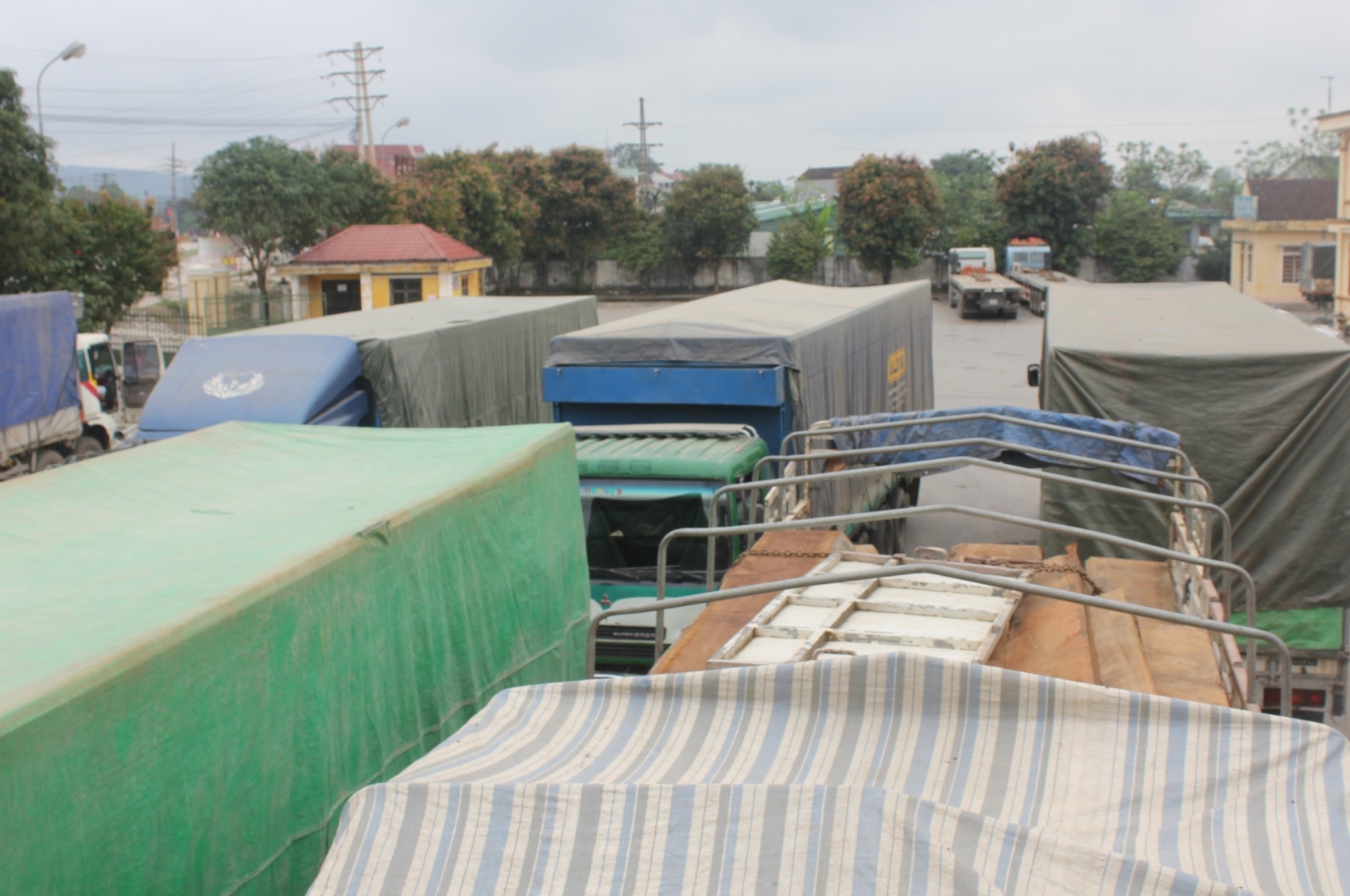 Khoảng 20h tối 5/3, tổ công tác Đội thanh tra giao thông số 2 thuộc Sở GTVT Nghệ An tổ chức tuần tra trên quốc lộ 7. Khi đến đoạn đường chạy qua xã Đỉnh Sơn, huyện Anh Sơn (Nghệ An) thì phát hiện 11 xe chở gỗ do tài xế Lào điều khiển có dấu hiệu vượt tải. 