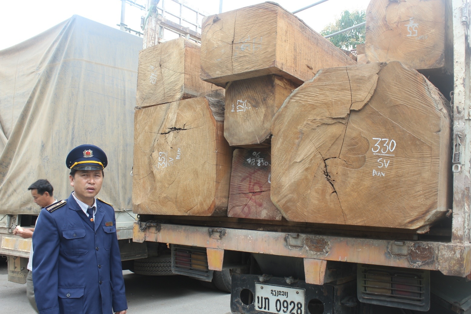 Tổ công tác của thanh tra Sở GTVT Nghệ An sau đó phải yêu cầu đoàn xe di chuyển Đô Lương để chờ xử lý. Đến 6h sáng 6/3, lực lượng chức năng mới áp tải được cả 11 chiếc xe về tạm giữ tại Bến xe khách huyện Đô Lương.