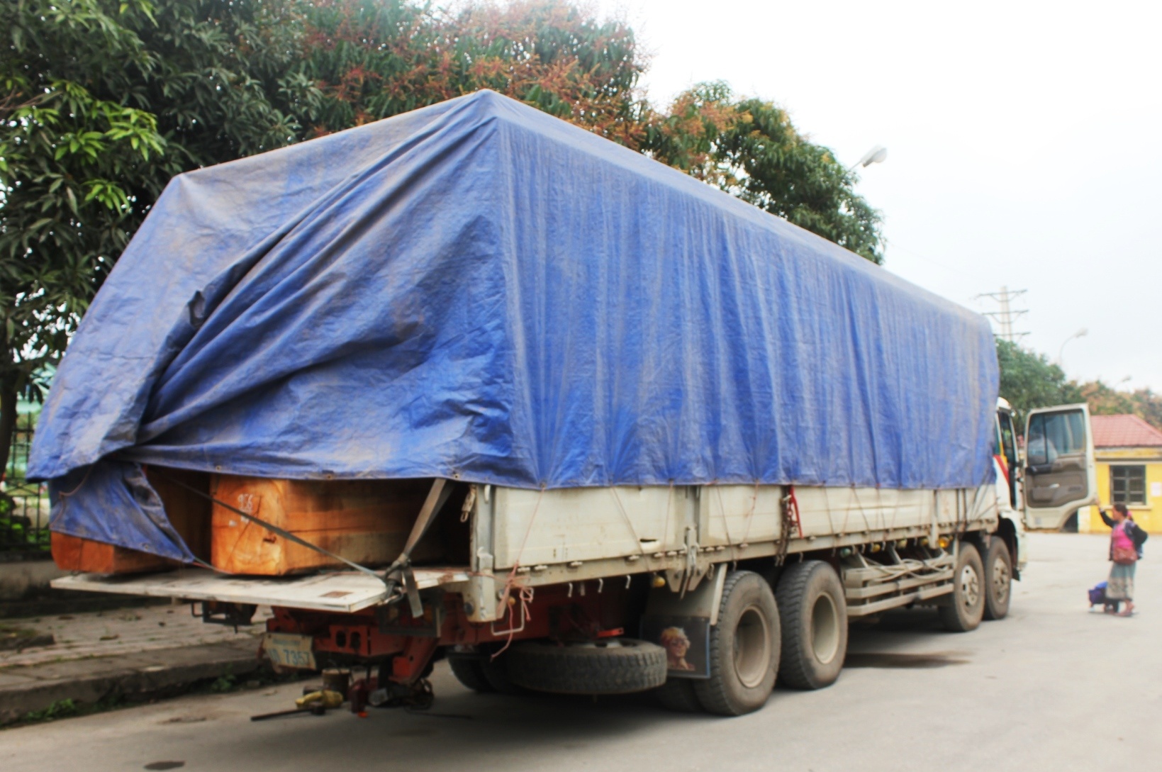 Các tài xế đều mang theo vợ con đi theo. Họ cho biết, đoàn xe này xuất phát từ Xiêng Khoảng chở gỗ cho một công ty trên địa bàn phường Quán Bàu, TP VInh (Nghệ An).