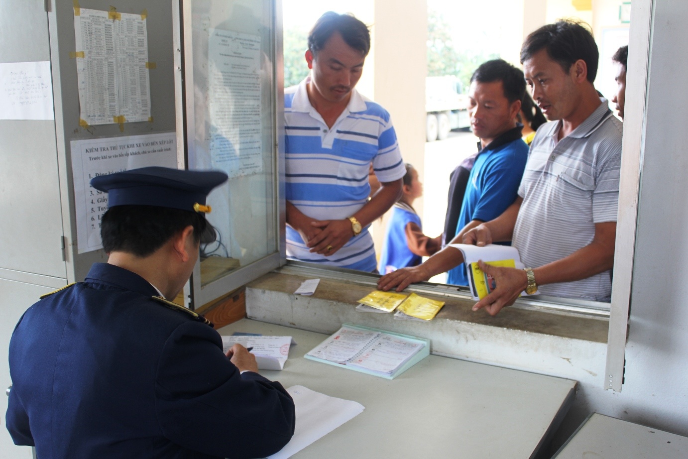 Thanh tra giao thông kiểm tra giấy tờ của các lái xe tại Bến xe khách Đô Lương.