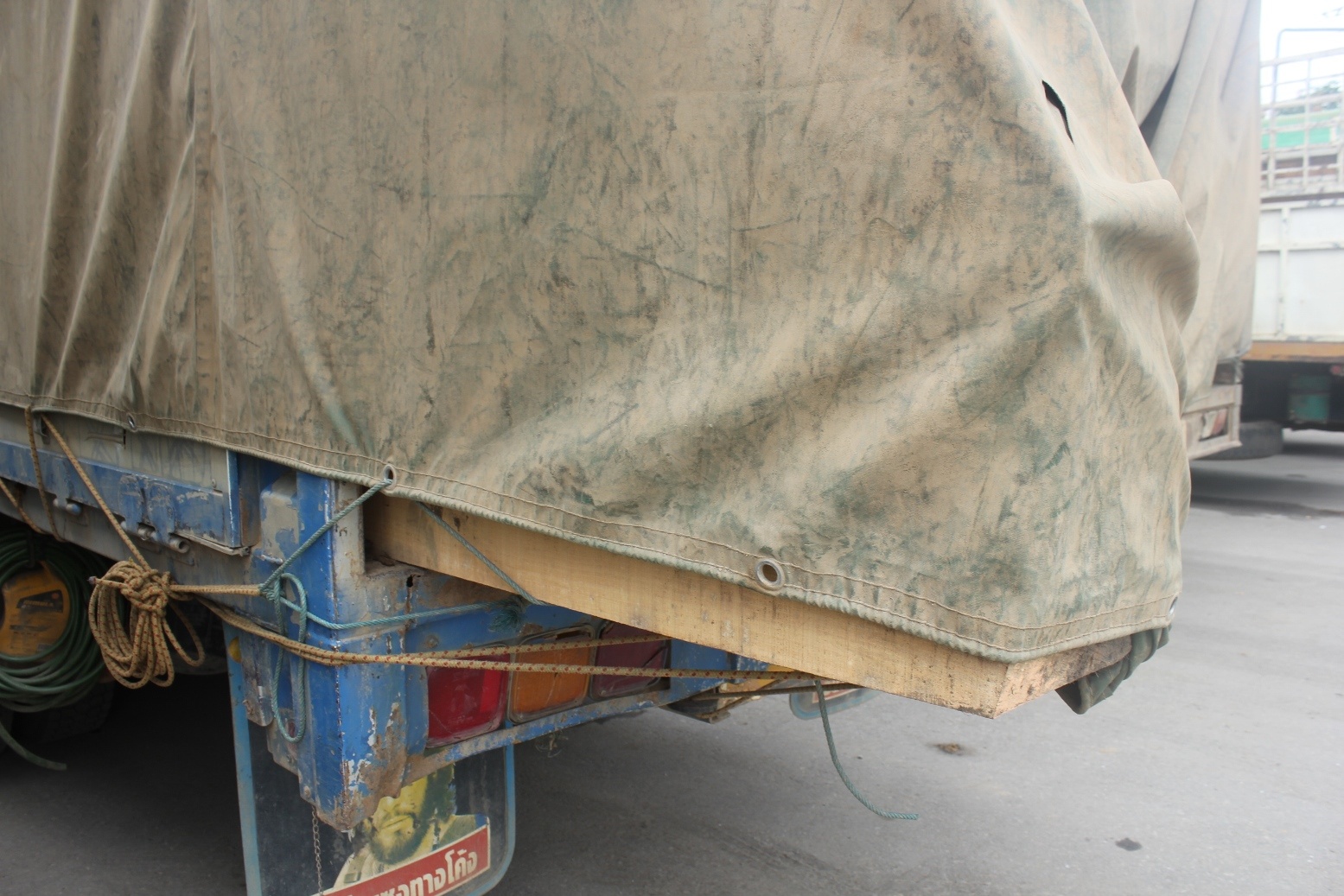 Nhiều xe còn chở vượt chiều dài cho phép so với kích thước chiều dài thùng xe.