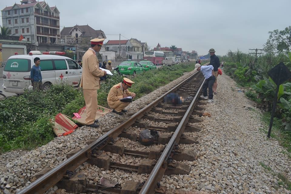 Thi the nguoi dan ong giua duong sat hinh anh