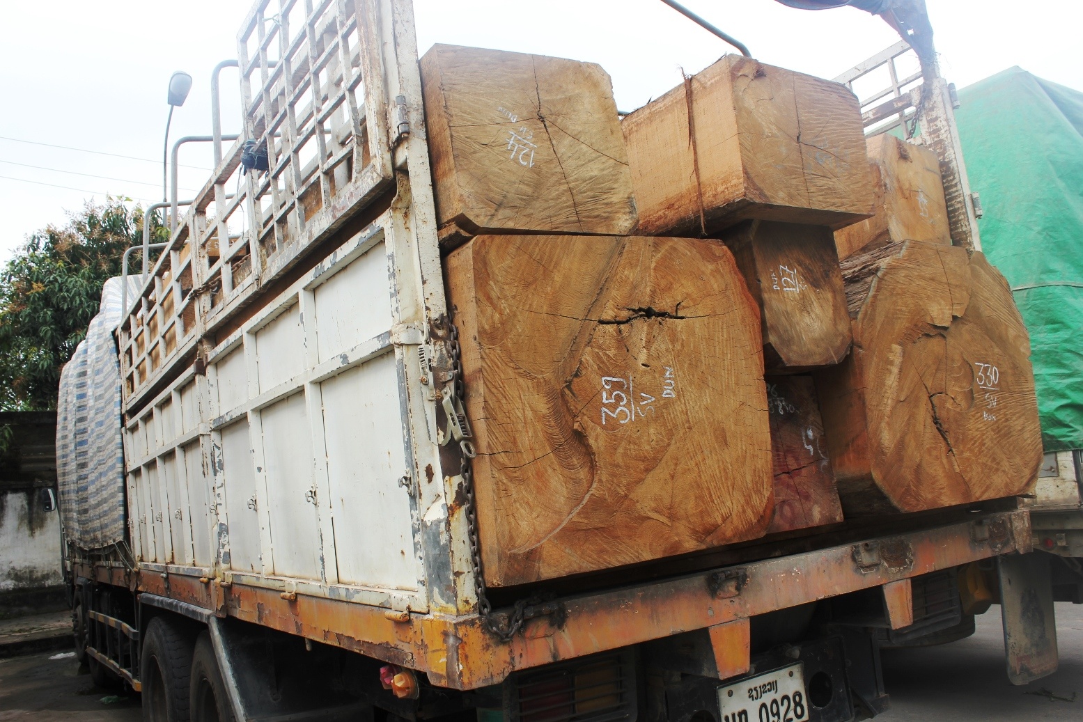 Phat 110 trieu dong doan xe qua tai lot bon huyen vao VN hinh anh