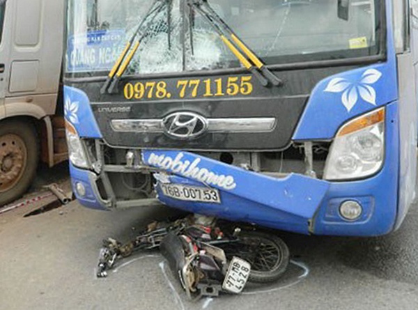 Xe may chui gam xe khach, hai thanh nien tu nan hinh anh