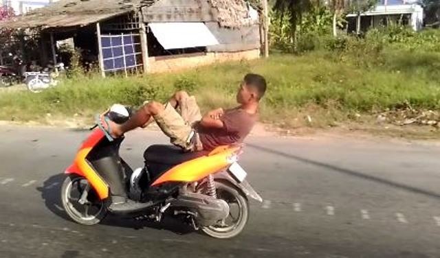 Clip thanh nien lai xe may bang chan tren quoc lo 1A hinh anh